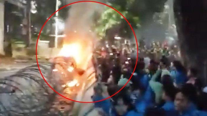 Ratusan mahasiswa yang tergabung dalam aksi unjuk rasa Indonesia Gelap melempar botol plastik, bilah kayu, dan sampah ke arah polisi di depan Patung Kuda, Jalan Medan Merdeka Barat, Gambir, Jakarta Pusat, pada Senin (17/2/2025)