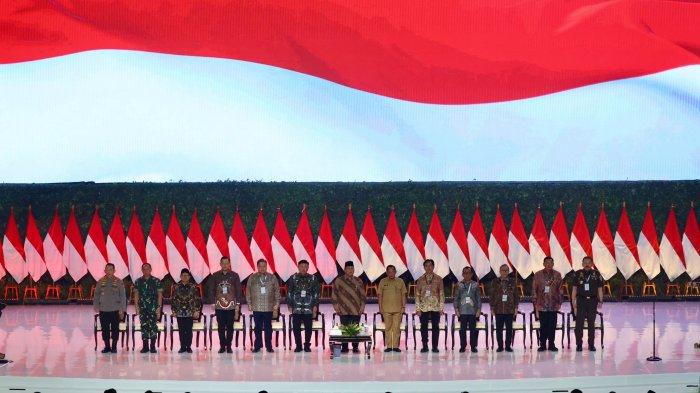 Presiden Prabowo Subianto bersama para menteri Kabinet Merah Putih menghadiri Rakornas Pemerintah Pusat dan Pemerintah Daerah di Sentul International Convention Center (SICC), Bogor, Jawa Barat, Kamis (7/11/2024).