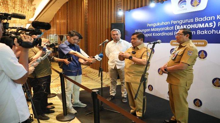 Sekjen Kemendagri Suhajar Diantoro memberikan keterangan pers usai acara Pengukuhan Pengurus Bakohumas Periode 2023-2028 dan Rapat Koordinasi Program Bakohumas 2024 yang dilakukan secara hybrid dari The Westin Jakarta, Senin (23/10/2023).