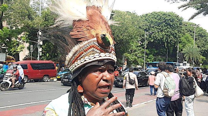 Regina Belau (40), umat Katolik asal Papua, saat ditemui di depan Gereja Katedral Jakarta, Rabu (4/9/2024) siang.