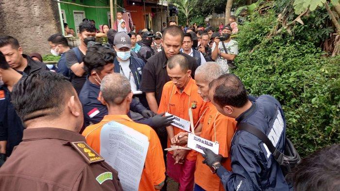 Rekonstruksi pembunuhan berantai Wowon Cs di Bekasi, Rabu (1/3/2023). Terungkap Duloh mencekik korban setelah diracuni, dan meminta korban jangan berisik saat menghadapi ajal.