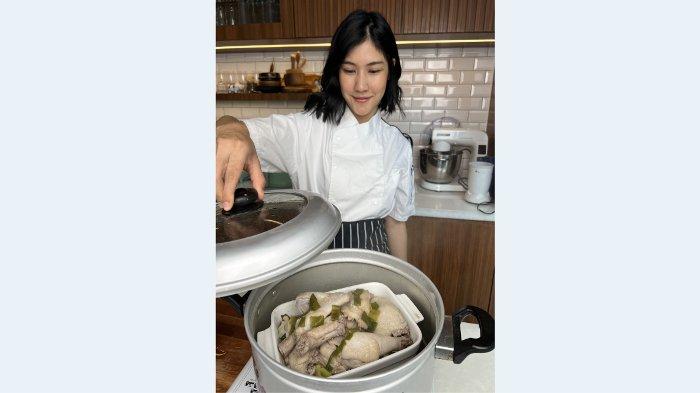 Celebrity Chef, Olivia Tommy menghadirkan resep Ayam Kukus Jahe sebagai menu praktis, lezat dan bergizi untuk buka puasa dan sahur.