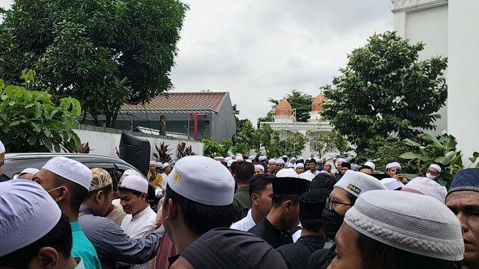 Ribuan pelayat berdatangan ke rumah duka Habib Hasan bin Ja'far Assegaf di komplek Masjid Nurul Musthofa, Cilodong, Kota Depok, Rabu (13/3/2024).
