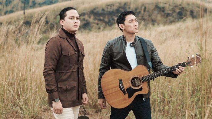 DUET BARENG - Sekretaris Prabowo Subianto, Rizky Irmansyah, berduet dengan Ifan Seventeen merilis single 'Pernah Di Sana'.