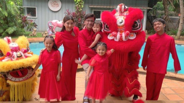 Presenter Ruben Onsu berkumpul bersama Sarwendah Tan dan Betrand Peto Putra Onsu, Thalia Putri Onsu, dan Thania Putri Onsu, tiga anaknya, saat perayaan Imlek di rumah mereka, kawasan Pondok Indah, Jakarta Selatan, Sabtu (10/2/2024).