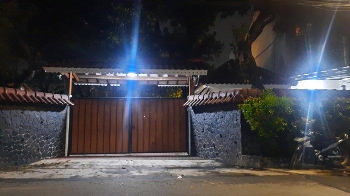 Rumah mewah tempat ditemukannya Brigadir RAT, Anggota Satlantas Polresta Manado, yang tewas di mobil di Jalan Mampang Prapatan, Jaksel, Jumat (26/4/2024).