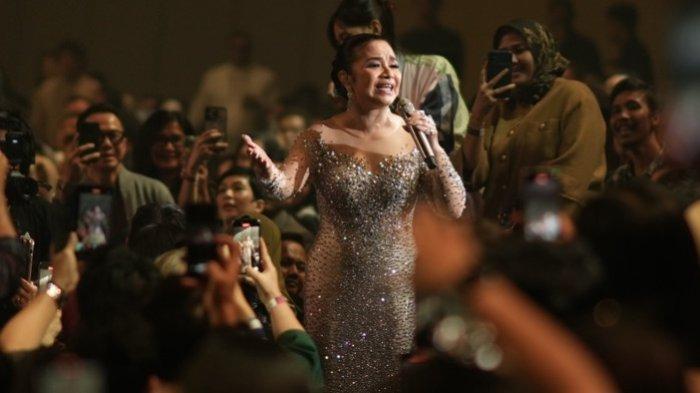 Di Konser 40 Tahun Simfoni dari Hati, Ruth Sahanaya menghadirkan kembali 33 lagu yang dikemas apik dan ciamik oleh Tohpati Orkestra yang memboyong 50 musisi terbaik tanah air. Konser Ruth Sahanaya itu digelar megah dan meriah di Jakarta Convention Center (JCC), Senayan, Jakarta Pusat, Sabtu (22/6/2024).