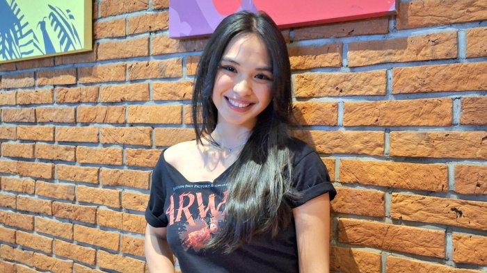 SARAH DIGANGGU - Tiktokers asal Timika, Papua, Sarah Beatrix mengawali debutnya di industri perfilman Indonesia, dengan membintangi film 'Arwah'. Dalam film bergenre horor itu, Sarah Beatrix berperan sebagai Sofi dan sempat diganggu makhluk halus di lokasi syuting.