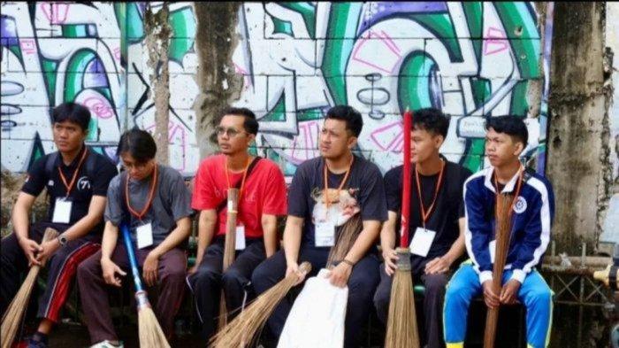 SARJANA JADI PPSU - Ini adalah enam dari tujuh petugas PPSU yang memiliki ijazah S1 alias sarjana yang tak malu untuk menyapu jalan di wilayah Kelurahan Serdang, Kemayoran, Jakpus. Juga dengan Musarotun, sarjana akuntansi yang lama menganggur dan melamar untuk jadi PPSU karena sulitnya mencari kerja di Jakarta.