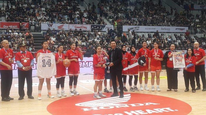 SMAN 70 Jakarta menerima thropy juara Honda DBL with Kopi Good Day 2023 DKI Jakarta Series, setelah tim basket putri  SMAN 70 Jakarta mengalahkan tim basket putri SMA Jubilee Jakarta di laga Final Honda DBL DKI Jakarta Series yang berlangsung di Indonesia Arena, Senayan, Jakarta, Jumat (17/11/2023).