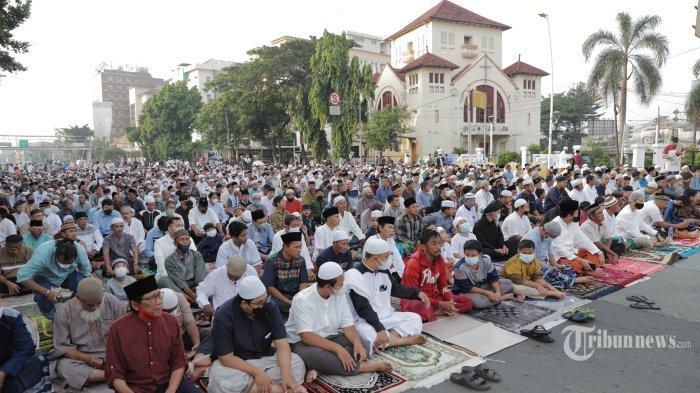 Ilustrasi - Umat Islam tengah mendengarkan dakwah dari seorang tokoh agama.