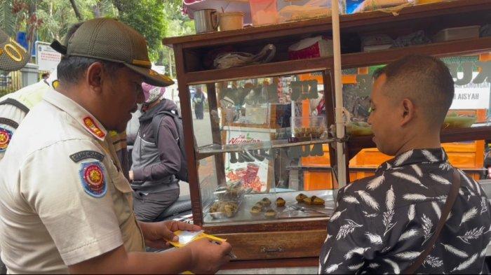 Sejumlah pedagang yang berjualan di bahu jalan dekat Rumah Sakit Umum Daerah (RSUD) Cengkareng, Jakarta Barat, ditertibkan oleh Satpol PP Jakarta Barat pada Jumat (7/12/2024).