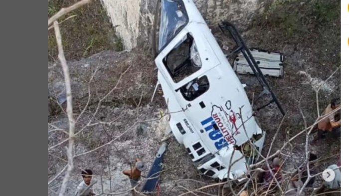Sebuah helikopter wisata yang membawa bule Australia jatuh di kawasan tebing Pantai Suluban, Desa Pecatu, Kecamatan Kuta Selatan, Kabupaten Badung, Bali, Jumat (19/7/2024) sore WITA.