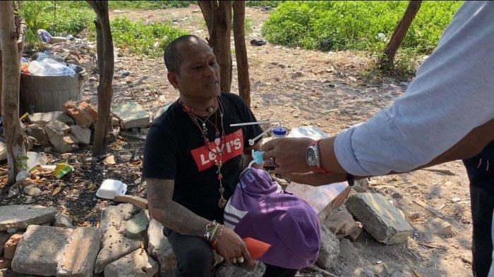 Sejumlah alat bukti seperti alat hisap sabu berupa bong, timbangan, serta pil tramadol ditemukan saat membongkar rumah-rumah bedeng yang kerap digunakan sebagai tempat mengonsumsi sabu di Kampung Boncos, Palmerah, Jakarta Barat.