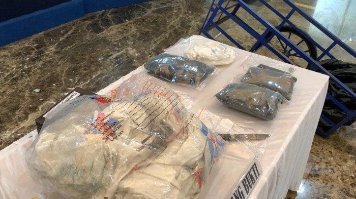 Sejumlah barang bukti kasus pembunuhan janda berinisial SH di Muara Baru, Penjaringan, Jakarta Utara.