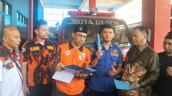 Sejumlah ormas memberikan dukungan untuk Sandi Butar Butar saat dipanggil atasannya di UPT Damkar Cimanggis, Kota Depok, Selasa (23/7/2024).