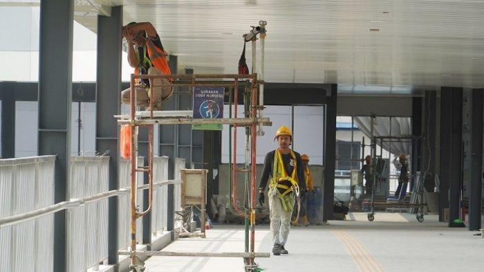 Sejumlah pekerja sedang menyelesaikan pekerjaan Jembatan Penyeberangan Multiguna (JPM) Dukuh Atas di Jakarta, Selasa (15/8/2023)