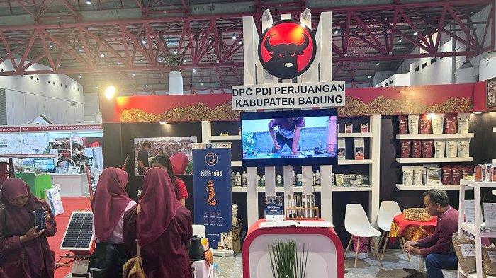 Sejumlah pelajar sedang melihat di salah satu stan pertanian pameran Pangan Plus Expo 2023 di JIExpo Kemayoran, Jakarta Pusat, Sabtu (30/9/2023). Acara Pameran Pangan Plus 2023 ini merupakan bagian dari acara Rakernas IV PDIP yang mengusung tema 'Kedaulatan Pangan untuk Kesejahteraan Rakyat Indonesia' dengan sub tema 'Pangan Sebagai Lambang Supremasi Kepemimpinan Indonesia Bagi Dunia'.
