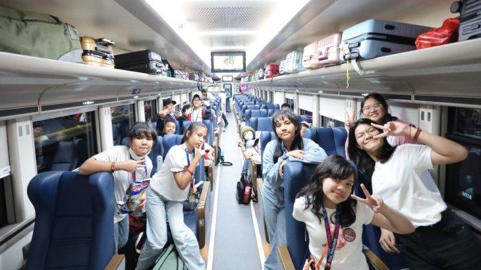 Sejumlah penumpang anak-anak menaiki Kereta Api (KA) dari Stasiun Pasarsenen, Senen, Jakarta Pusat pada Selasa (2/7/2024)