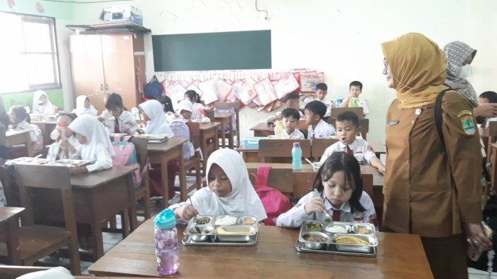 Pelajar sedang menyantap makan bergizi gratis, program andalan Presiden Prabowo.