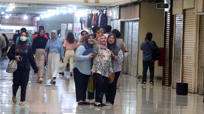 Sejumlah warga mengunjungi salah satu kedai kuliner di kawasan bawah tanah Mal Blok M, Jakarta, Selasa (7/1/2025).