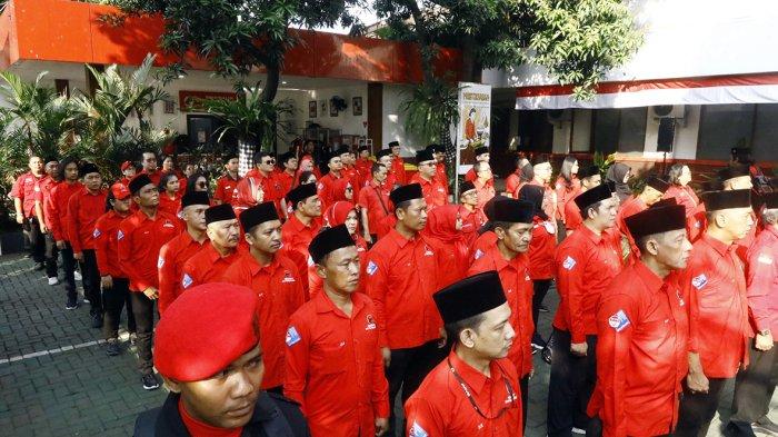 Sejumlah kader partai sedang mengikuti Upacara HUT ke 78 RI di Sekolah Partai DPP PDIP, Lenteng Agung, Jakarta Selatan, Kamis (17/8/2023). Upacara dimulai dengan kirab marching band, penari, dan para kader yang mengenakan pakaian adat dari daerah nusantara.