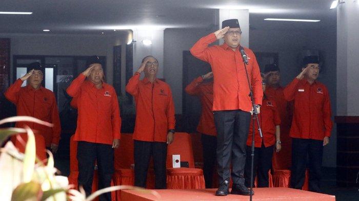 Sekjen PDIP Hasto Kristiyanto memberikan sambutan pada acara Upacara HUT ke 78 RI di Sekolah Partai DPP PDIP, Lenteng Agung, Jakarta Selatan, Kamis (17/8/2023). Upacara dimulai dengan kirab marching band, penari, dan para kader yang mengenakan pakaian adat dari daerah nusantara.