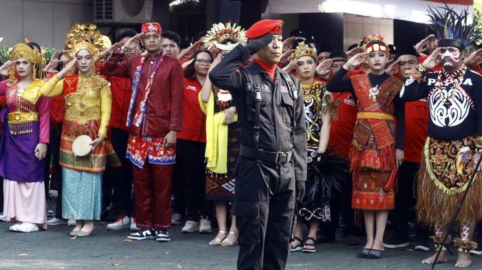 Sejumlah kader partai sedang mengikuti Upacara HUT ke 78 RI di Sekolah Partai DPP PDIP, Lenteng Agung, Jakarta Selatan, Kamis (17/8/2023). Upacara dimulai dengan kirab marching band, penari, dan para kader yang mengenakan pakaian adat dari daerah nusantara.