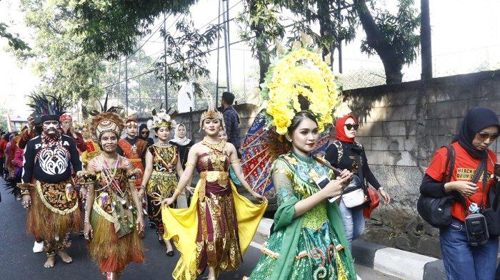 Sejumlah anggota marching band, penari, dan para kader PDIP memulai kirab 17 Agustus dari Lapangan Futsal Galaxi menuju sekolah Partai PDIP di Jagakarsa, Jakarta Selatan, Kamis (17/8/2023). Upacara dimulai pada pukul 07.50 dengan inspektur upacara Sekjen PDIP Hasto Kristiyanto. Tak hanya marching band, kirab ini juga dimeriahkan puluhan peserta yang mengenakan pakaian adat daerah nusantara