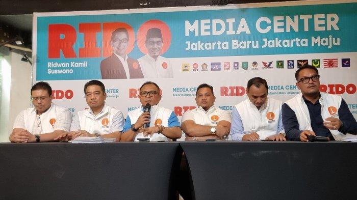 Sekretaris Tim Pemenangan RIDO Basri Baco (kedua dari kiri) saat jumpa pers di DPD Golkar DKI, Jalan Pegangsaan Barat, Menteng, Jakarta Pusat, Sabtu (7/12/2024) petang.