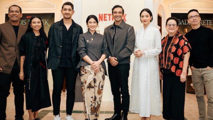 Serial Gadis Kretek yang dibintangi Dian Sastrowardoyo, Ario Bayu, Arya Saloka hingga Putri Marino garapan sutradara Kamila Andini ini tayang mulai Kamis (2/11/2023). Serial Gadis Kretek akan diputar di platform digital Netflix.