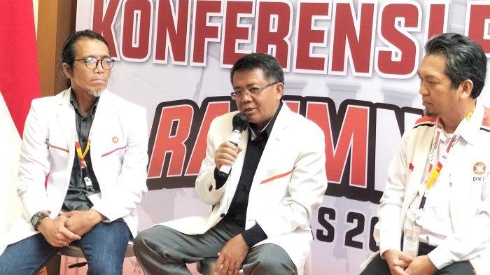 Wakil Ketua Majelis Syuro PKS Sohibul Iman (tengah) di Hotel Grand Sahid Jaya, Jakarta Pusat, Senin (20/6/2022).