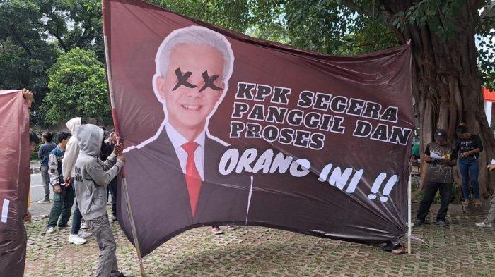 Solidaritas Masyarakat Anti Korupsi (Simak) berunjuk rasa di depan KPK desak proses Ganjar Pranowo dan Dirut Bank Jateng, Jumat (8/3/2024).