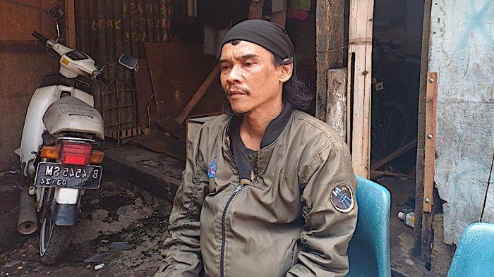 Supriyadi, sopir Bajaj di Kebon Jeruk, harus pasrah karena kendaraan yang dicuri telah dikanibal oleh sang pencuri.