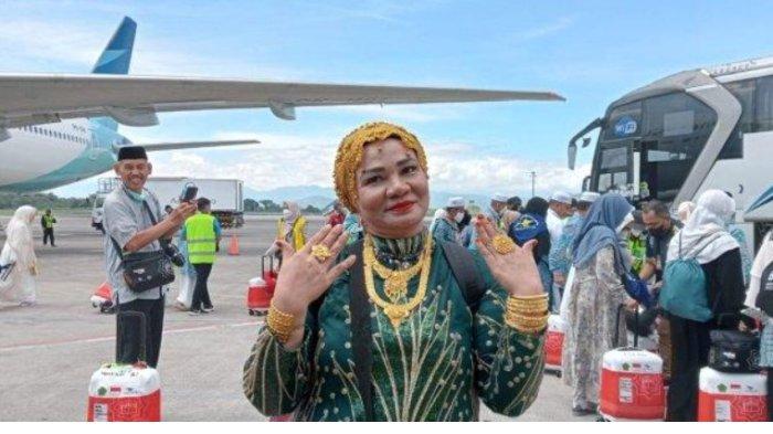 Salah seorang jemaah haji perempuan asal Embarkasi Makassar, Sulawesi Selatan (Sulsel) yakni Suarnati Daeng Kanang (46), dari kelompok terbang (kloter) 1, tampak nyentrik, glamour dan mencuri perhatian saat tiba di Asrama Haji Sudiang Makassar, Rabu (5/7/2023). Sebab Suarnati Daeng Kanang tampak mengenakan perhiasan emas sebanyak 180 gram di tubuhnya.