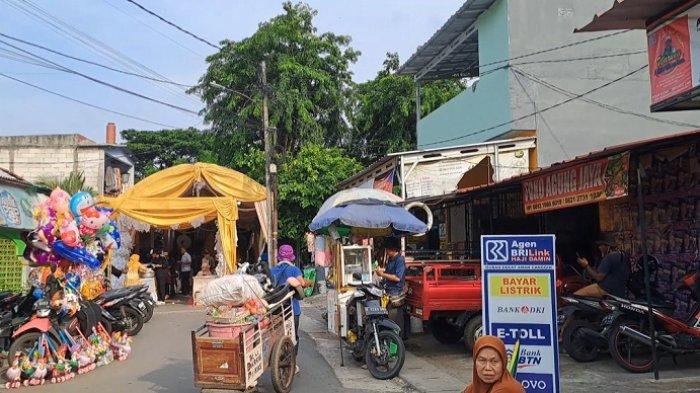 Suasana panggung hajatan yang viral karena menganggu pengguna jalan di Jalan Meruya Selatan, Kembangan, Jakarta Barat.