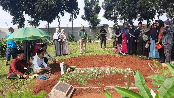 Suasana pemakaman Desi Yulianty di TPU Taman Pule Rawadenok pada Minggu (12/5/2024).