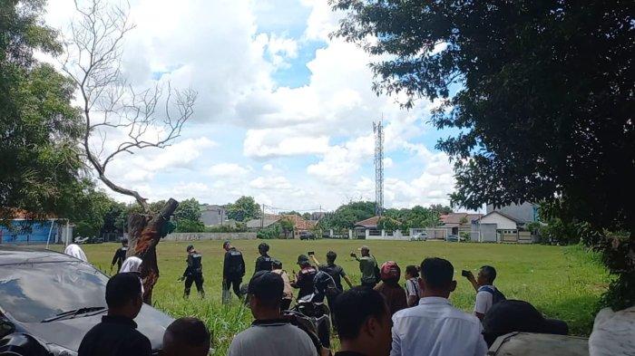 Suasana penggerebekan rumah terduga dukun santet di Jalan Masjid Al Ihsan RT 02/07 Kelurahan Sawah, Kecamatan Ciputat, Kota Tangerang Selatan pada Senin (4/3/2024).