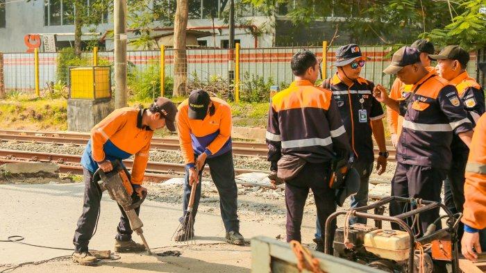 Suasana penutupan perlintasan KA JPL 95 Cisauk, Tangerang pada Sabtu (27/7/2024).