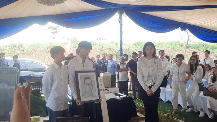 Suasana prosesi pemakaman calon gubernur (Cagub) Maluku Utara, Benny Laos di Sandiego Hills Karawang pada Selasa (15/10/2024) siang.