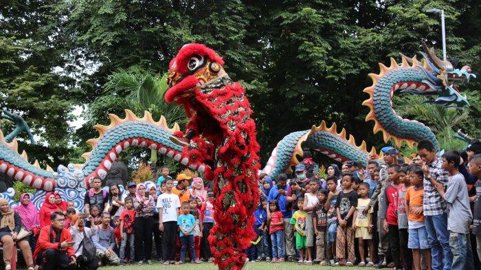 Suasana di Taman Mini Indonesia Indah (TMII) Jakarta Timur saat Festival Pecinan perayaan tahun baru imlek 2576 Kongzili atau 2025, Jumat (24/1/2025).