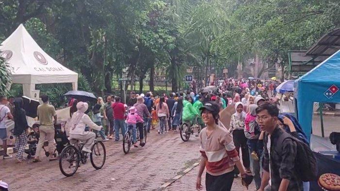 Pengunjung di Taman Margasatwa Ragunan libur natal membludak, Selasa (26/12/2023)
