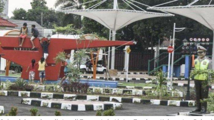 Sejumlah anak melintas di Taman Lalu Lintas Tambun, Kabupaten Bekasi, Jawa Barat, Kamis (24/3/2022). Pemerintah setempat membangun Taman Lalu Lintas untuk memberikan edukasi soal peraturan berkendaraan. ANTARA FOTO/ Fakhri Hermansyah. (ANTARA FOTO/ Fakhri Hermansyah.)