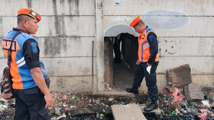 Kondisi tembok beton jalur hulu KM 28 +600 yang terletak di Pasar Baru, Bekasi Timur pada Minggu (1/9/2024)