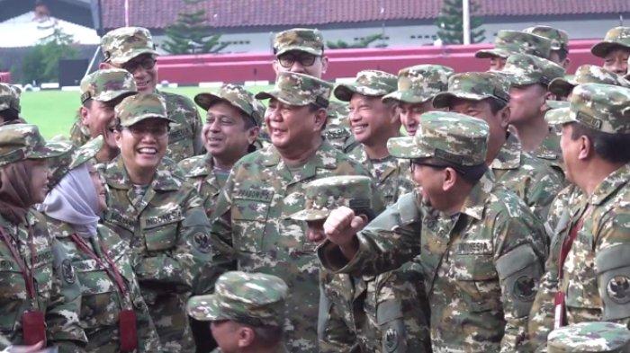 Terekam momen Presiden Prabowo Subianto bercengkrama hangat dengan para menteri dan wakil menteri di Akmil Magelang, Jawa Tengah Jumat (25/10/2024).