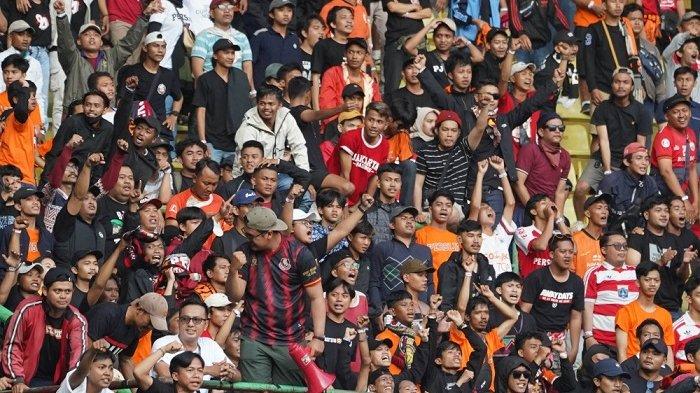 Ilustrasi Jakmania saat menyaksikan Persija Jakarta bertanding.