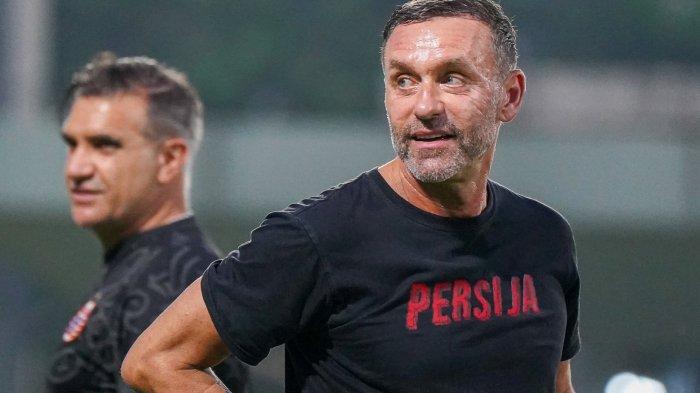 Pelatih Persija Jakarta Thomas Doll tidak bisa menurunkan pemain asing Marko Simic karena terkendala masalah visa dalam laga melawan PSM di Stadion Utama Gelora Bung Karno, Senin (3/7/2023).