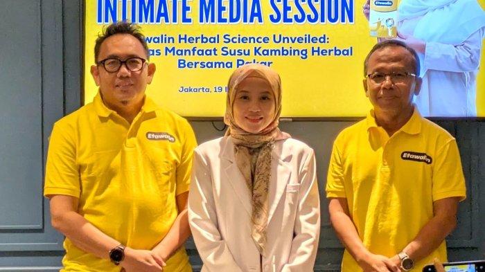 SUSU KAMBING - Senior Vice President Branding & Marketing PT Etos Kreatif Indonesia Erwin Agustian Panigoro (dari kiri ke kanan), Pengurus Perkumpulan Dokter Pengembang Obat Tradisional dan Jamu Indonesia dokter Nadia Bunga dan Iwan Sunaryoso Plt Dirut PT Etos Kreatif Indonesia berpose dalam sesi temu media di kawasan Jakarta Selatan, Rabu (19/3/2025). PT Etos Kreatif Indonesia merupakan produsen susu kambing Etawalin yang kini diminati konsumen muda.
