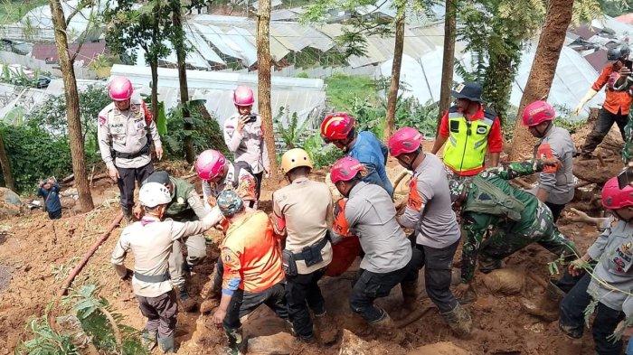 BANJIR BANDANG - Tim Search and Rescue (SAR) gabungan dari Kabupaten Bogor melakukan evakuasi korban bencana tanah longsor di Megamendung, Kabupaten Bogor, Jawa Barat, pada Minggu (6/7/2025). Data yang dihimpun Badan Penanggulangan Bencana Daerah (BPBD) Kabupaten Bogor menunjukkan bencana alam pada Sabtu 5 Juli 2025 melanda 18 Kecamatan di 33 desa/kelurahan.