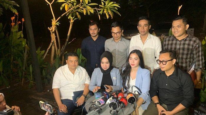Tim kuasa hukum keluarga Vina Dewi (16), korban pembunuhan serta pemerkosaan di Cirebon di kawasan Jakarta Pusat, Minggu (26/5/2024) (Ramadhan L Q)